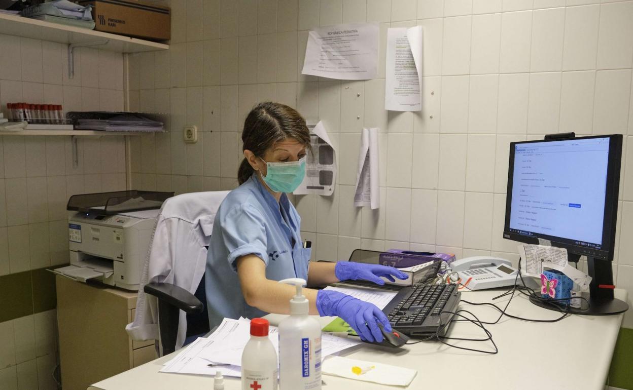 Una enfermera trabaja con un ordenador en el centro de salud de Altza. 