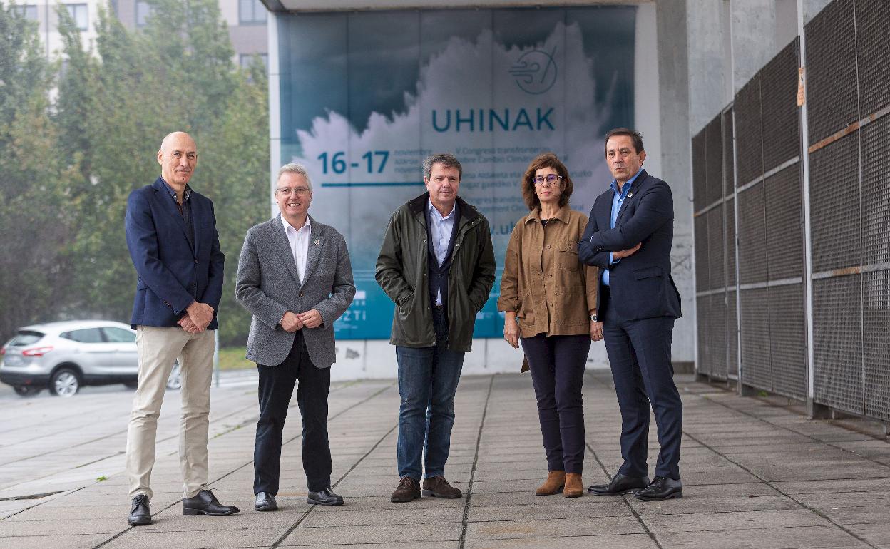 Boto, Asensio, Santano, Alday y Pozo en el exterior de Ficoba. 