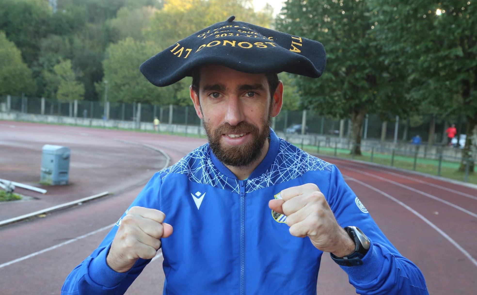 Eneko Agirrezabal, en el Miniestadio de Anoeta con la txapela de la Behobia - San Sebastián que ganó en 2021. 