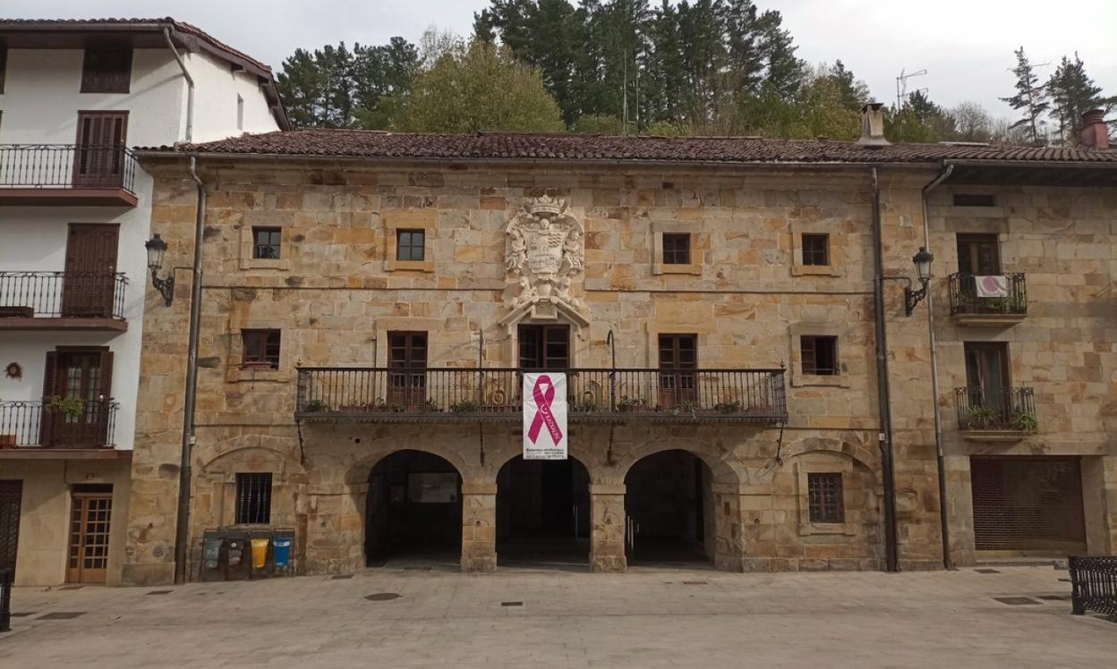 Udaletxeko eraikinean dago hainbat agiri eta dokumenturekin osatutako artxiboa.