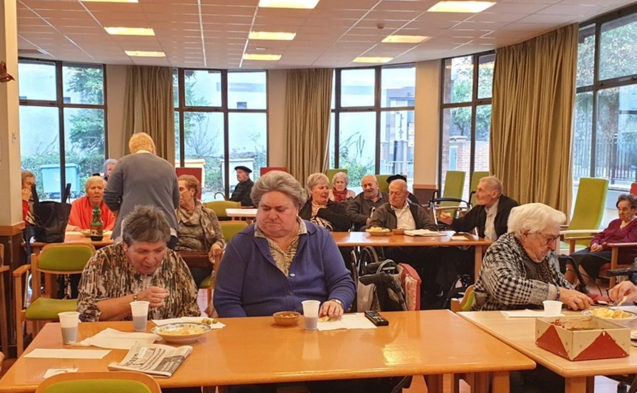 Los residentes de San Martín disfrutan de un hamaiketako amenizado con la trikitixa de Ainhoa y Miren. 