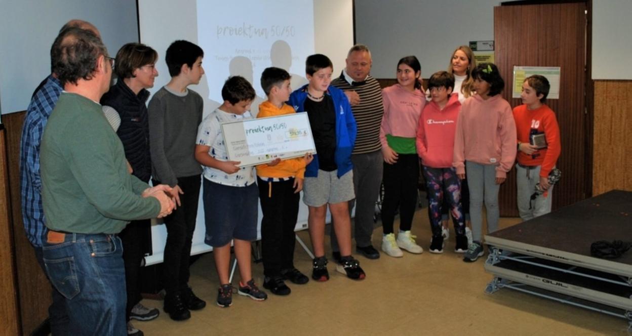 Elizalde Herri eskolako ikasleak saria jasotzen. 