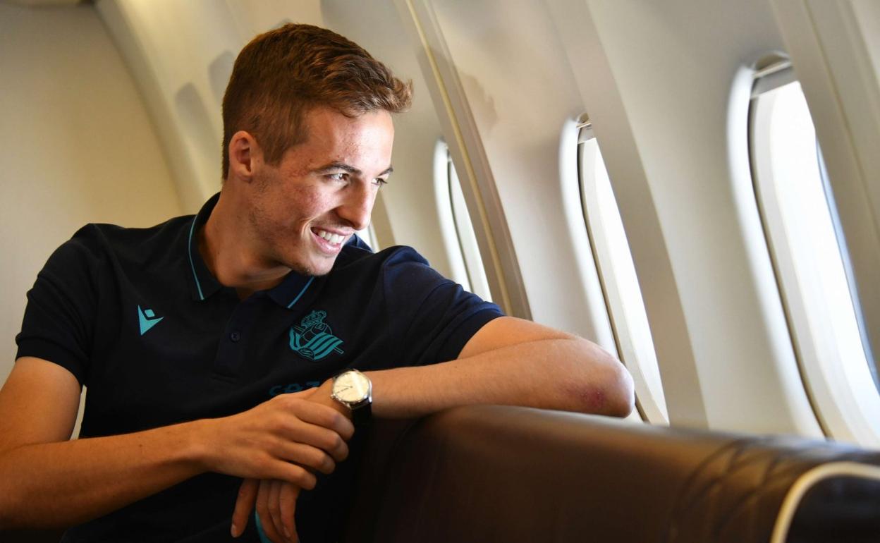 Pacheco mira por la ventanilla del avión en un viaje con la Real. 