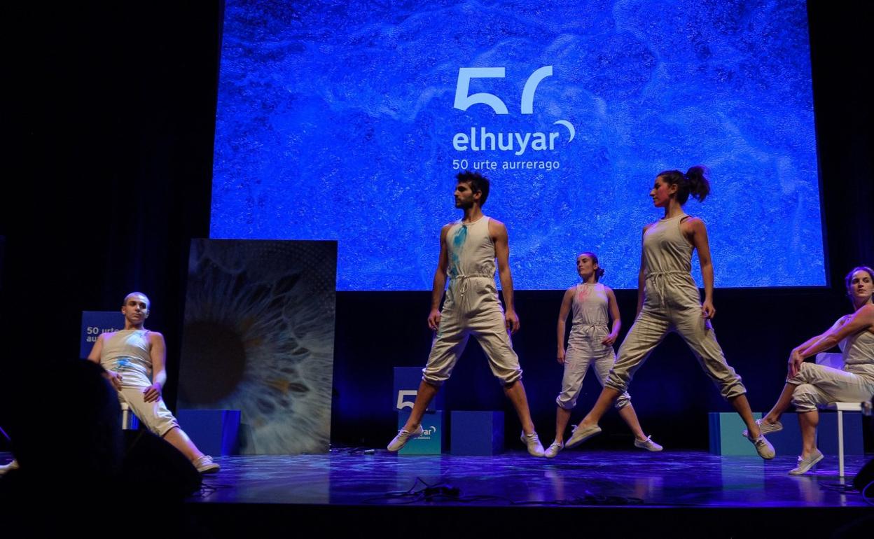 El acto central por el 50 aniversario de Elhuyar Fundazioa contó con la actuación del grupo de danza Kimuak. 