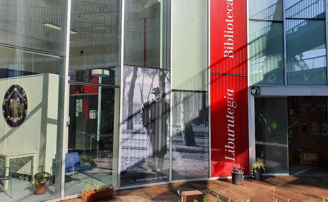 Un vinilo de Baroja recuerda en el CBA 150 aniversario del nacimiento del escritor. 