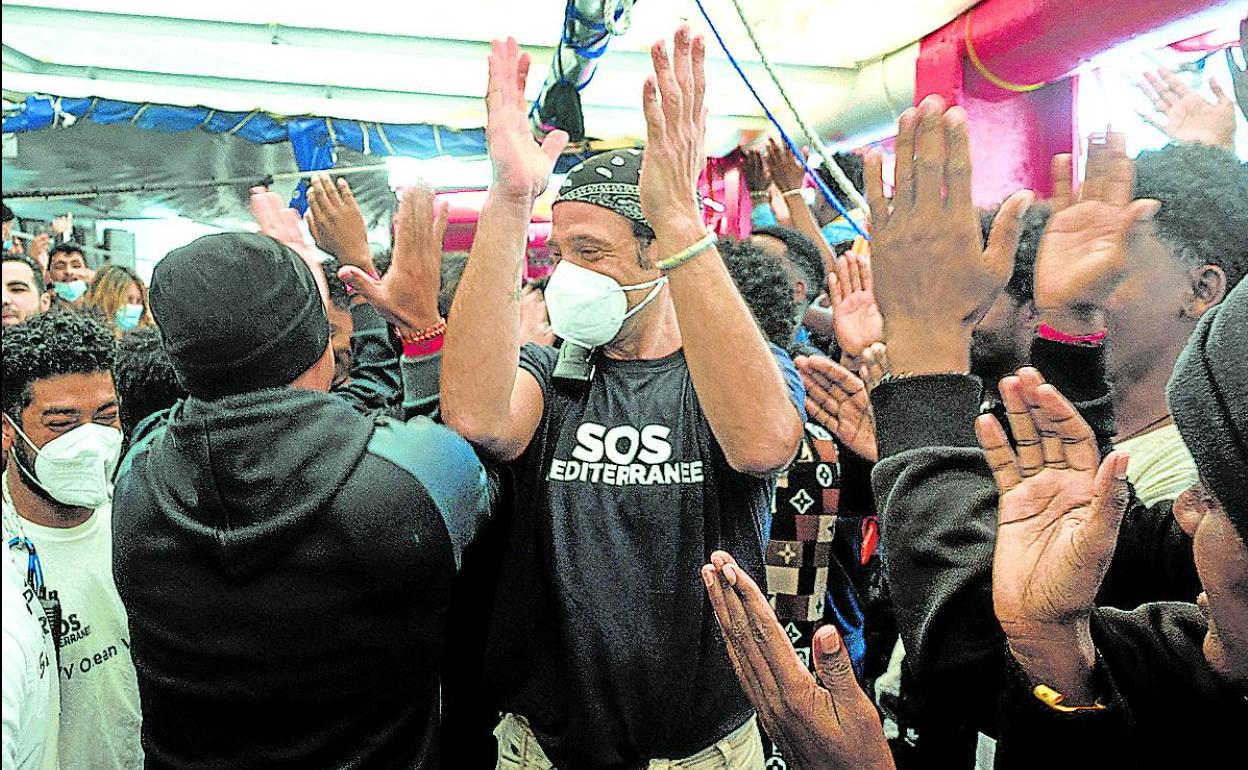 Los integrantes del barco 'Ocean Viking' celebran que el Gobierno galo acoja a los inmigrantes. 