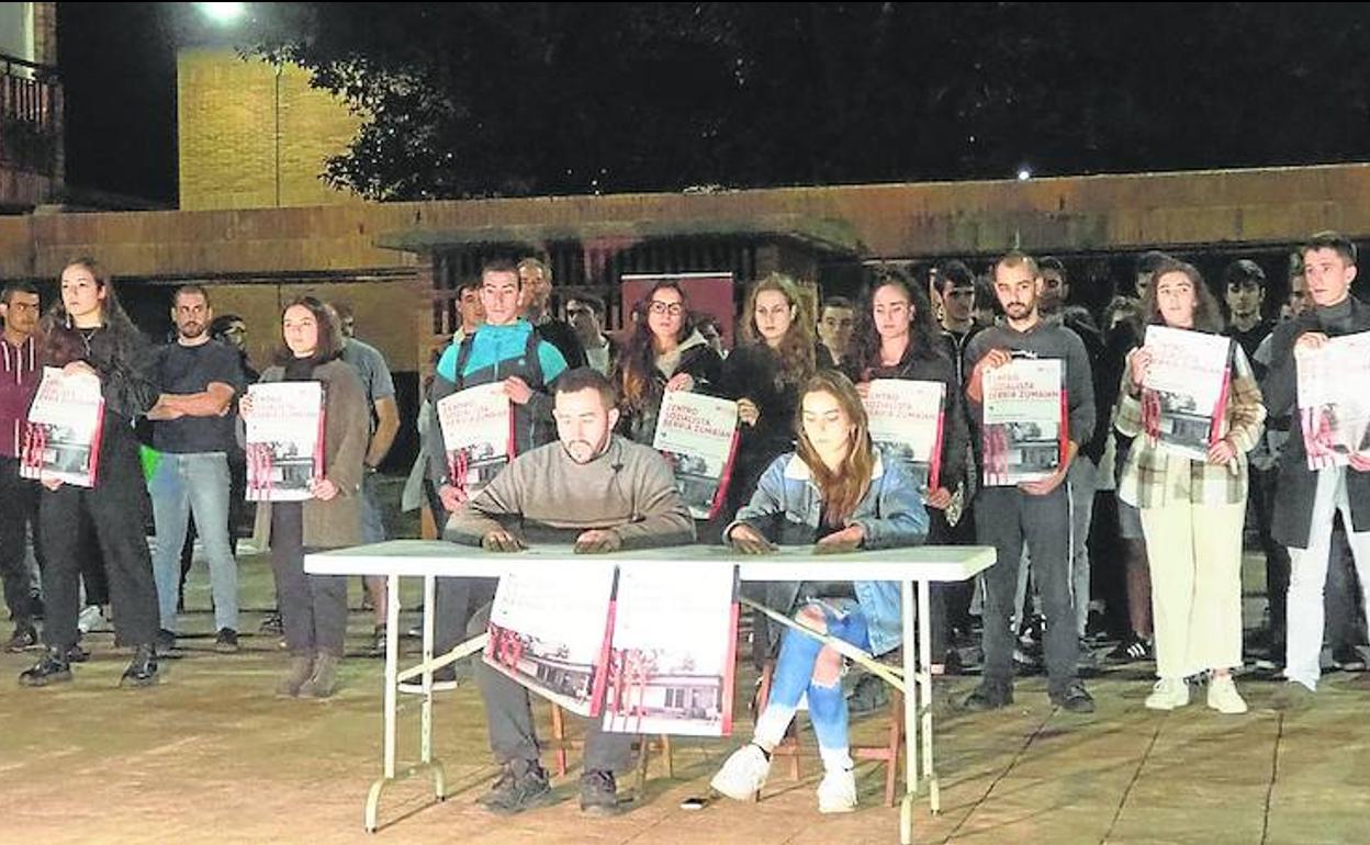 Jóvenes de Urola Kostako Kontseilu Sozialista el martes en Zumaia anunciando la puesta en marcha del centro social en el edificio propiedad de Eroski.