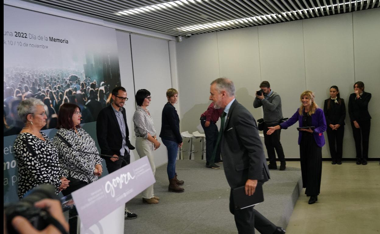 El lehendakari saluda a las víctimas e historiadores.