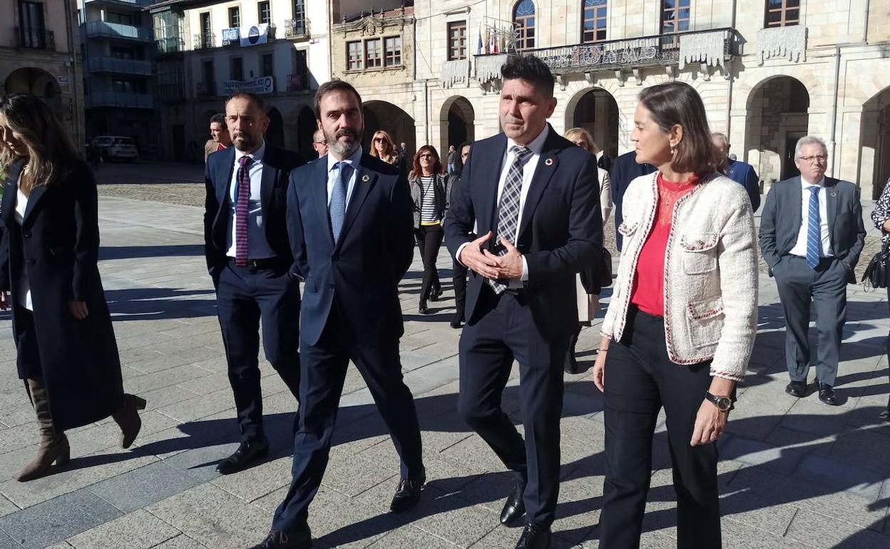 La ministra Reyes Maroto, junto al alcalde de Zumarraga, Mikel Serrano, el consejero Javier Hurtado y el delegado de Gobierno, Denis Itxaso.