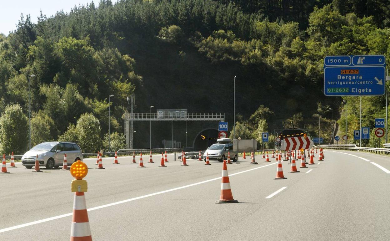 Imagen del túnel de Lesarri cerrado altráfico por los desprendimientos producidos en 2014. 