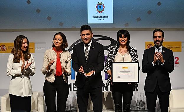 Imagen principal - La ministra Reyes Maroto recorre las calles de Zumarraga