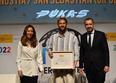 Imagen secundaria 1 - La ministra Reyes Maroto recorre las calles de Zumarraga