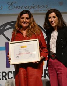 Imagen secundaria 2 - La ministra Reyes Maroto recorre las calles de Zumarraga