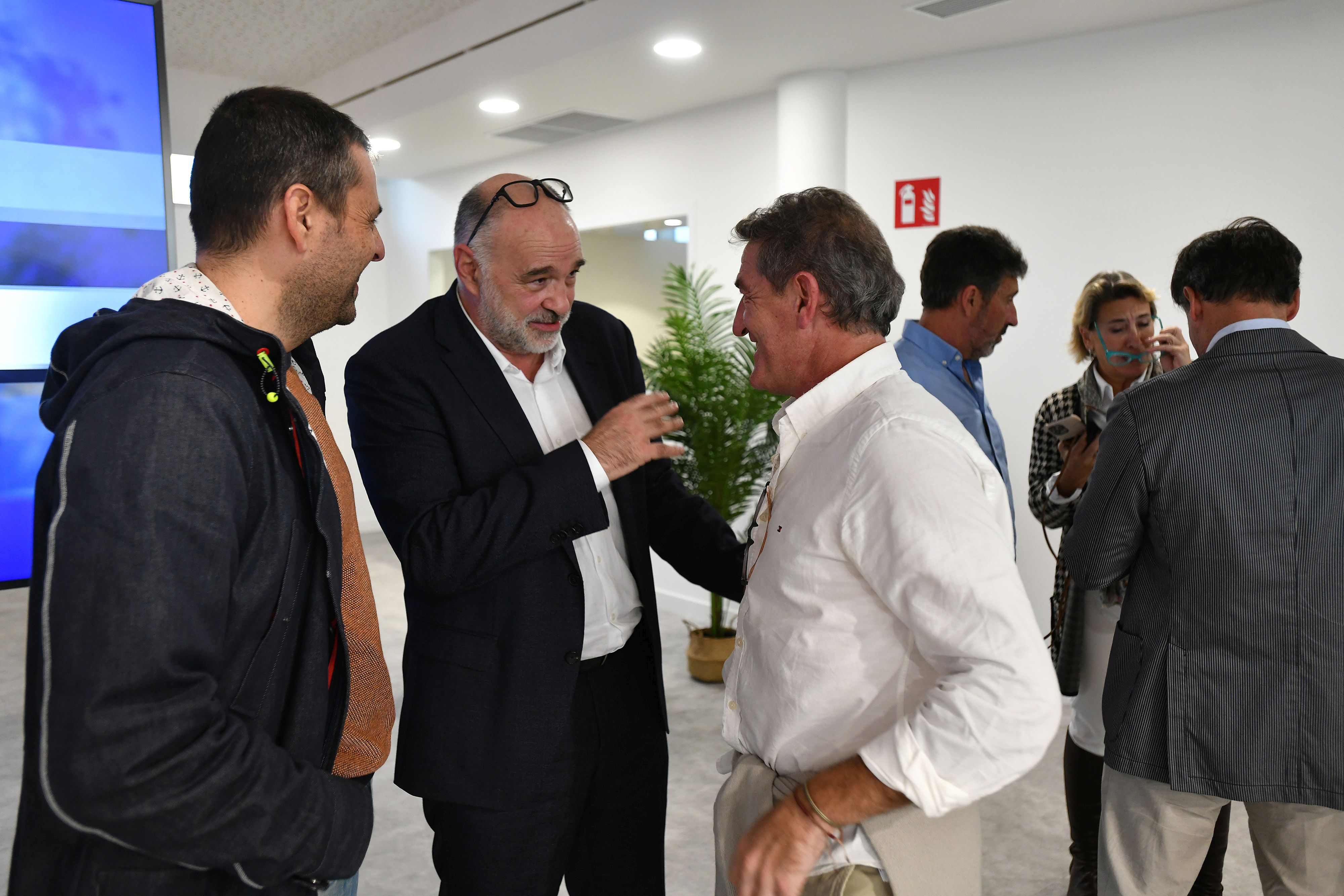 Ruben Sánchez Mohedas, Pablo Laso, Mikel Lasa y Miguel Santos charlan en el DVGunea.