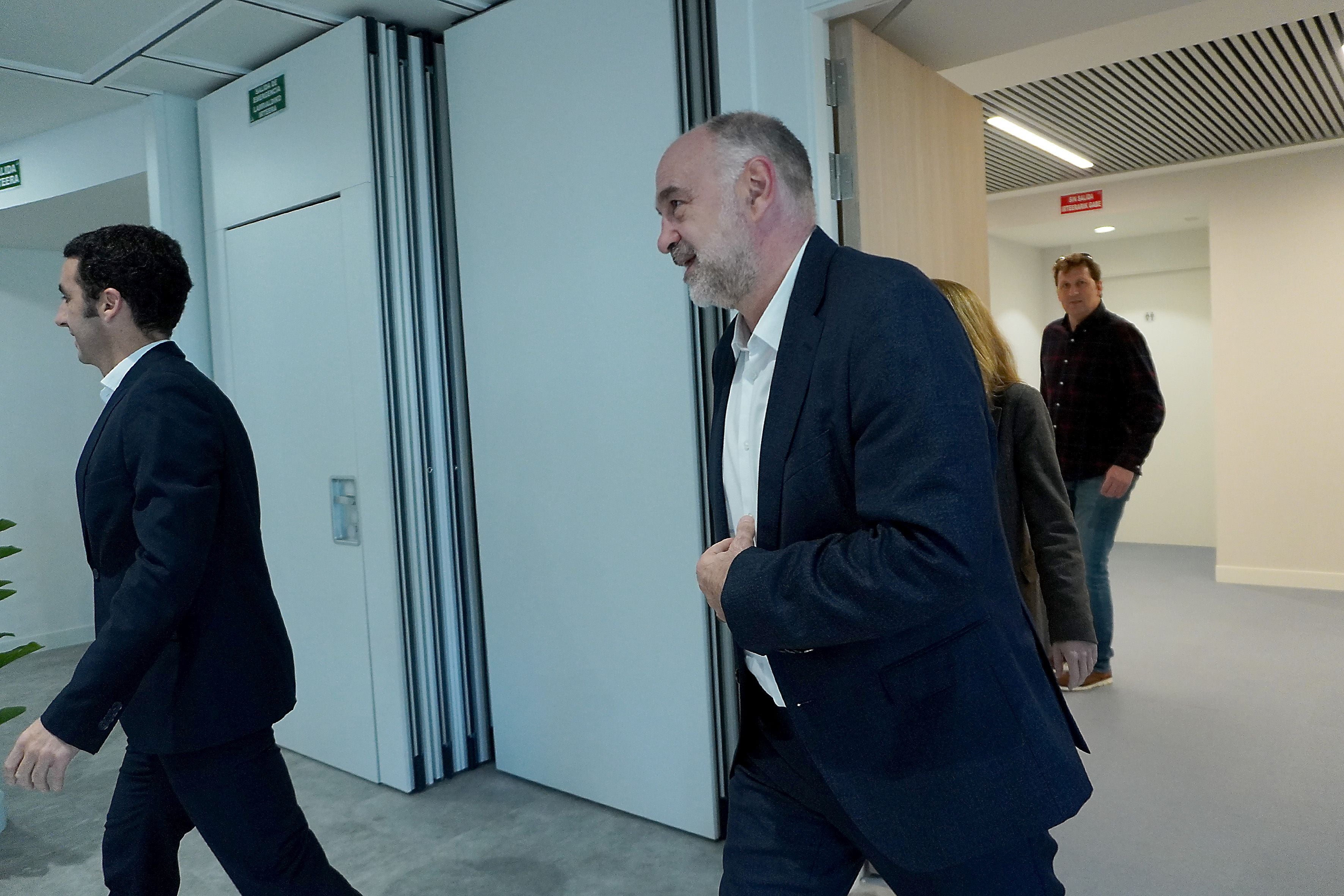 Pablo Laso entra a DVGunea tras Alvaro Vicente, jefe de Deportes de DV.