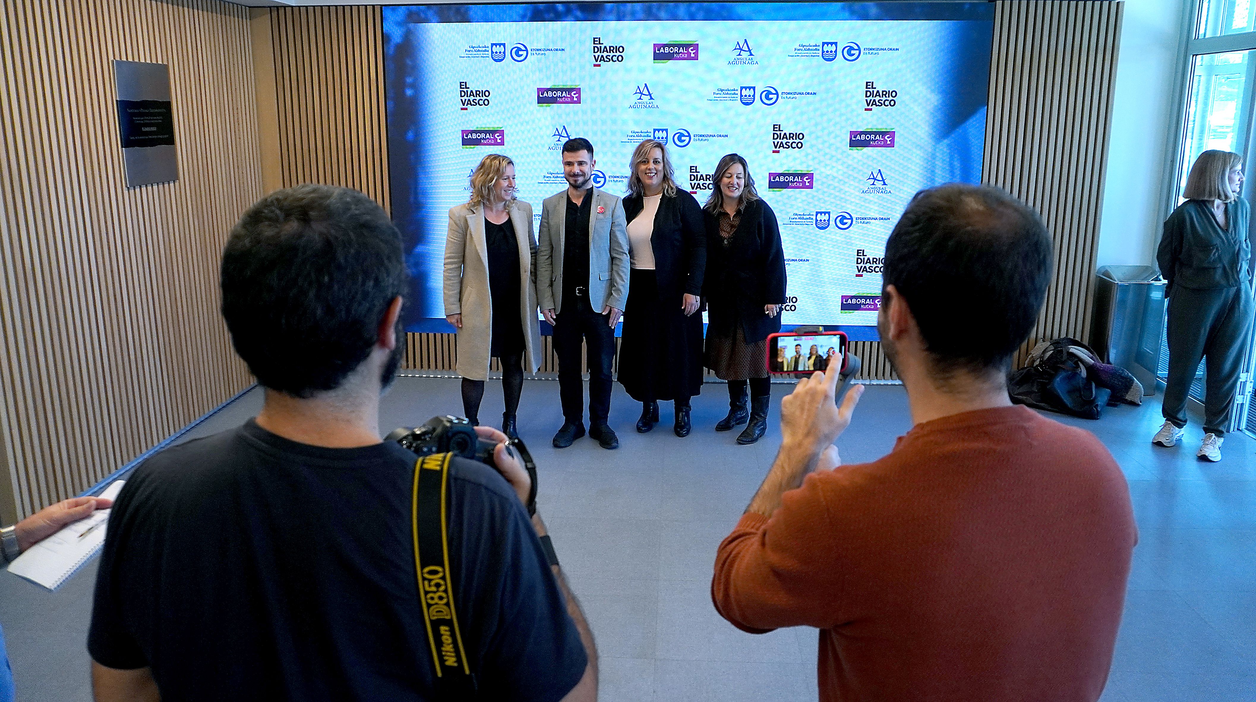 Isabel Landa, Harkaitz Millan, Goizane Alvarez y Jaione Izaguirre, del Departamento de Cultura y Deportes de la Diputación de Gipuzkoa. 