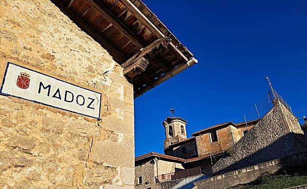 Galería. Antiguo cartel que nos sitúa en la localidad navarra de Madotz.