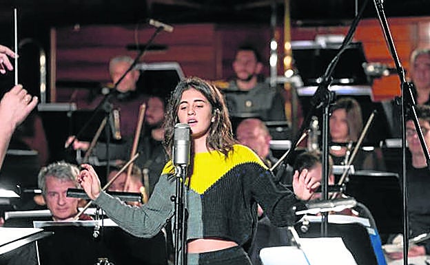 Izaro grabó tres canciones con la orquesta.