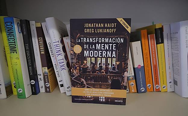 La transformación de la mente moderna', uno de los 600 libros donados por Linazasoro. 