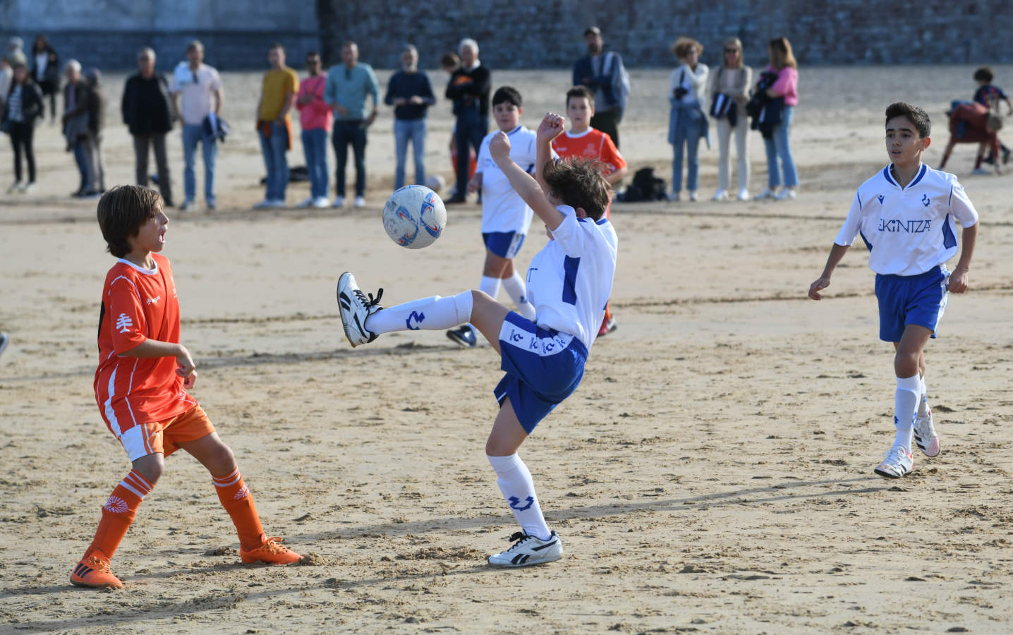 Fotos: Comienza la temporada de fútbol playero en Donostia