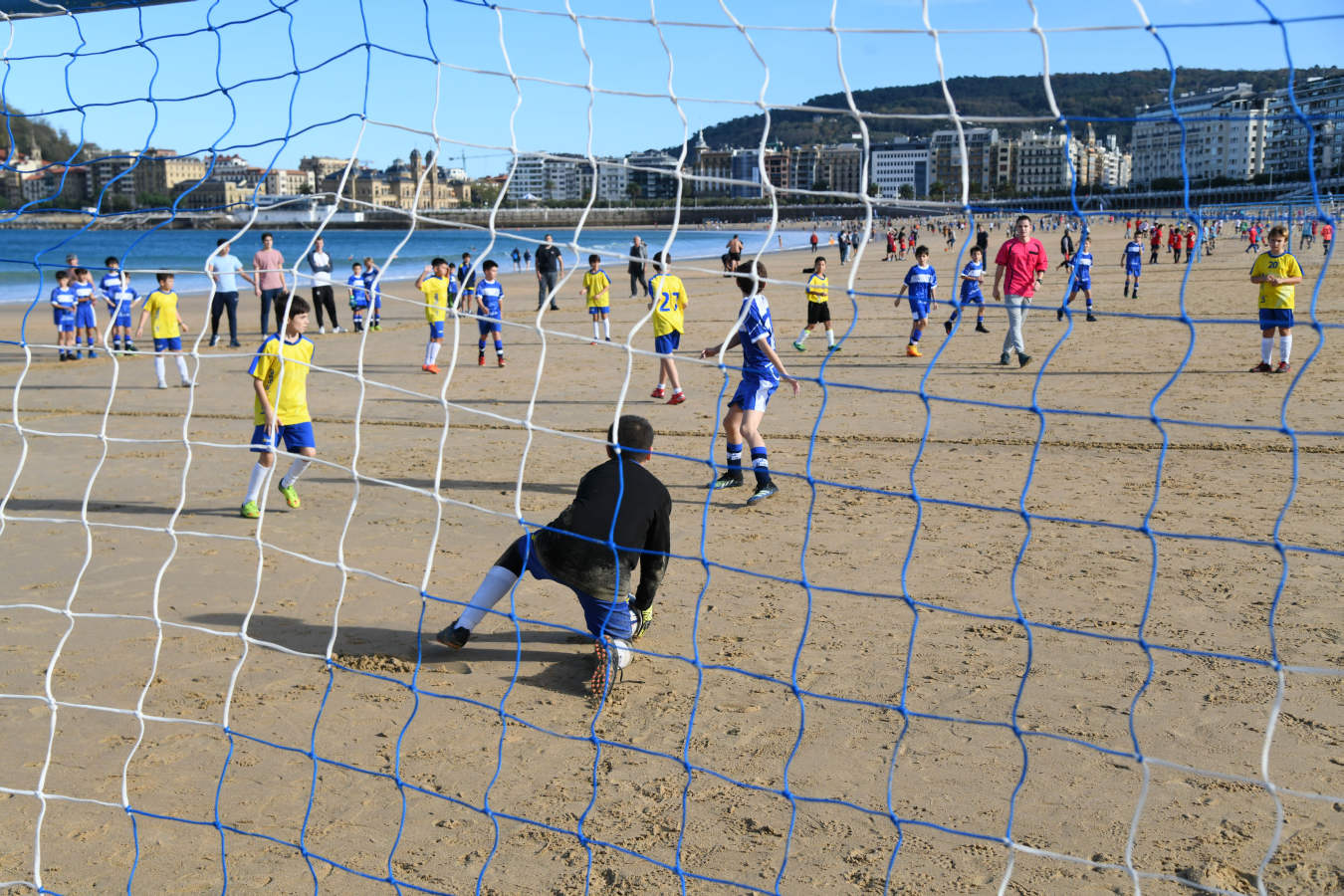 Fotos: Comienza la temporada de fútbol playero en Donostia