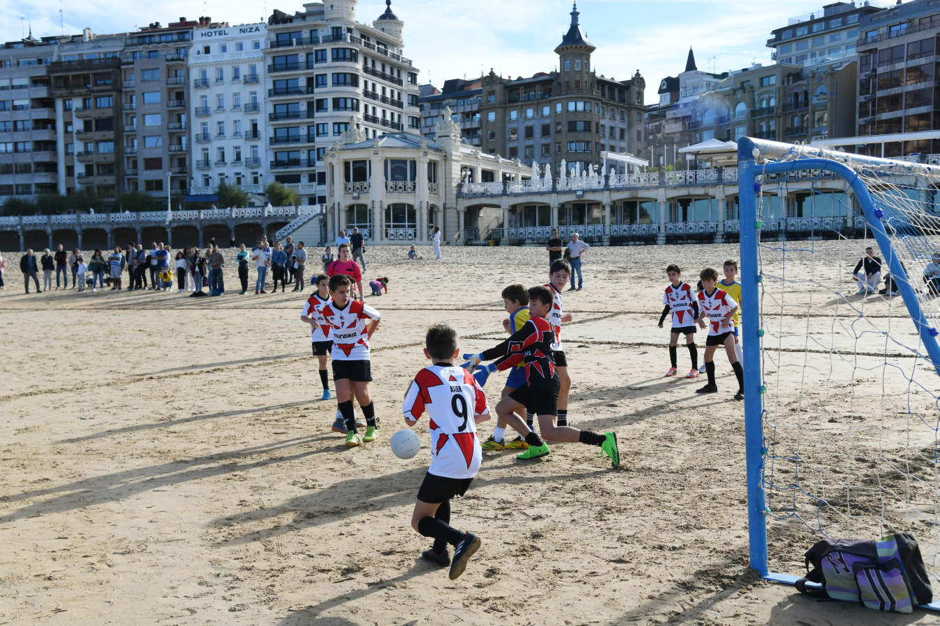 Fotos: Comienza la temporada de fútbol playero en Donostia
