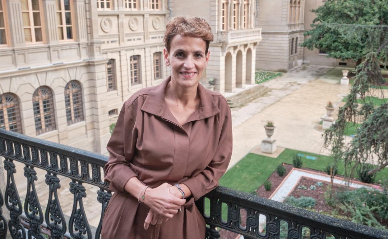 María Chivite en uno de los balconesdel Palacio de Navarra, sede delGobierno de la comunidad. 
