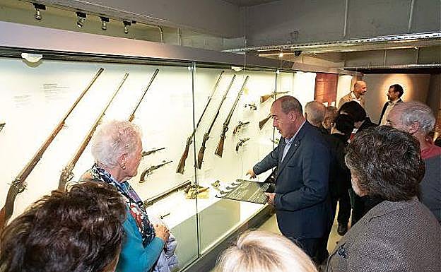 Eibarreses siguen las explicaciones en el Museo de la Industria Armera. 