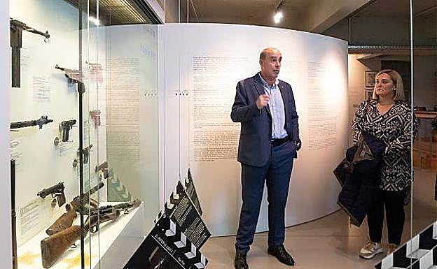 El comisario de la exposición, José Luis Valenciaga, ofrece explicaciones sobre las armas eibarresas en el cine.
