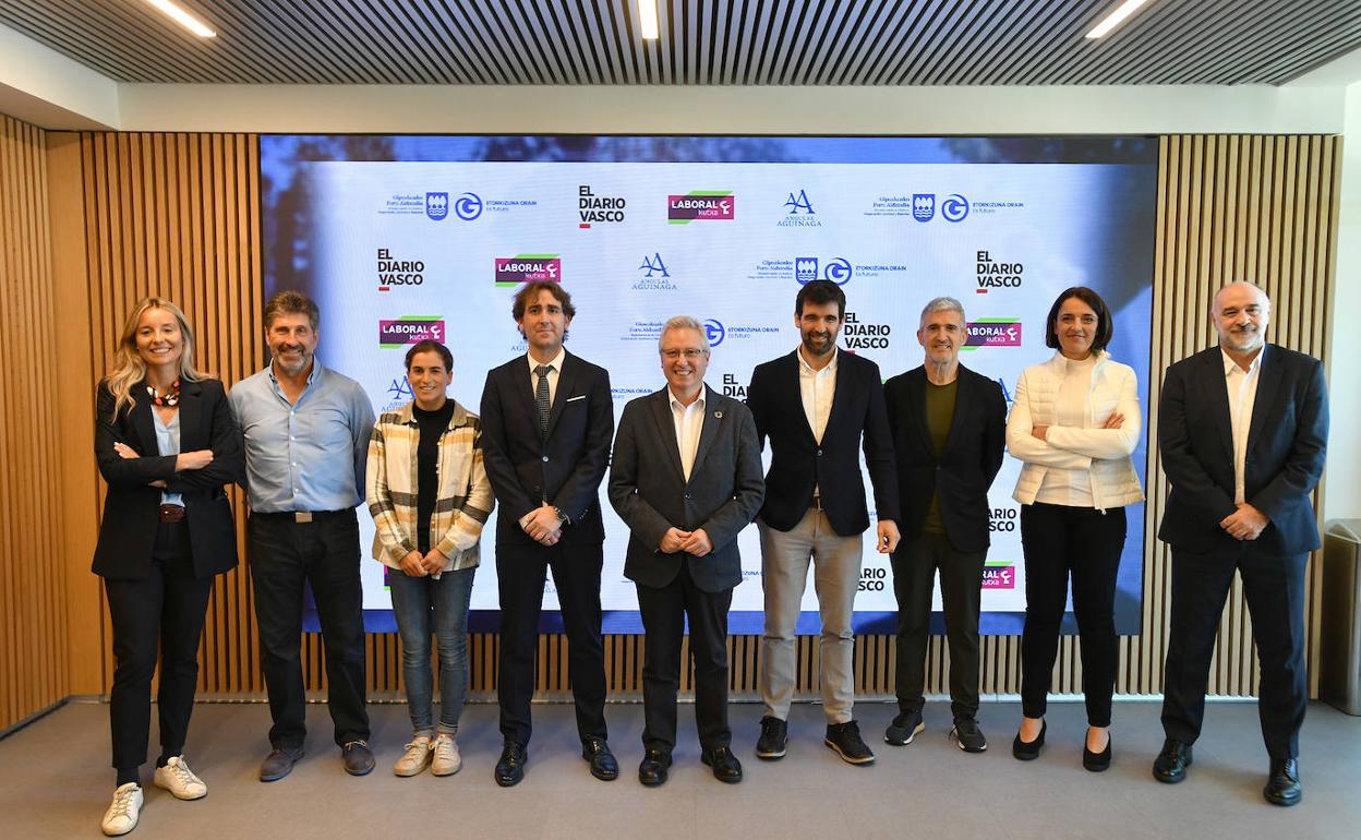 Amagoia Eizaguirre, Txema Olazabal, Maialen Chourraut, David Taberna, José Ignacio Asensio, Jakes Agirrezabal, Roberto Olabe, Nerea Salinas y Pablo Laso, en la sede de EL DIARIO VASCO