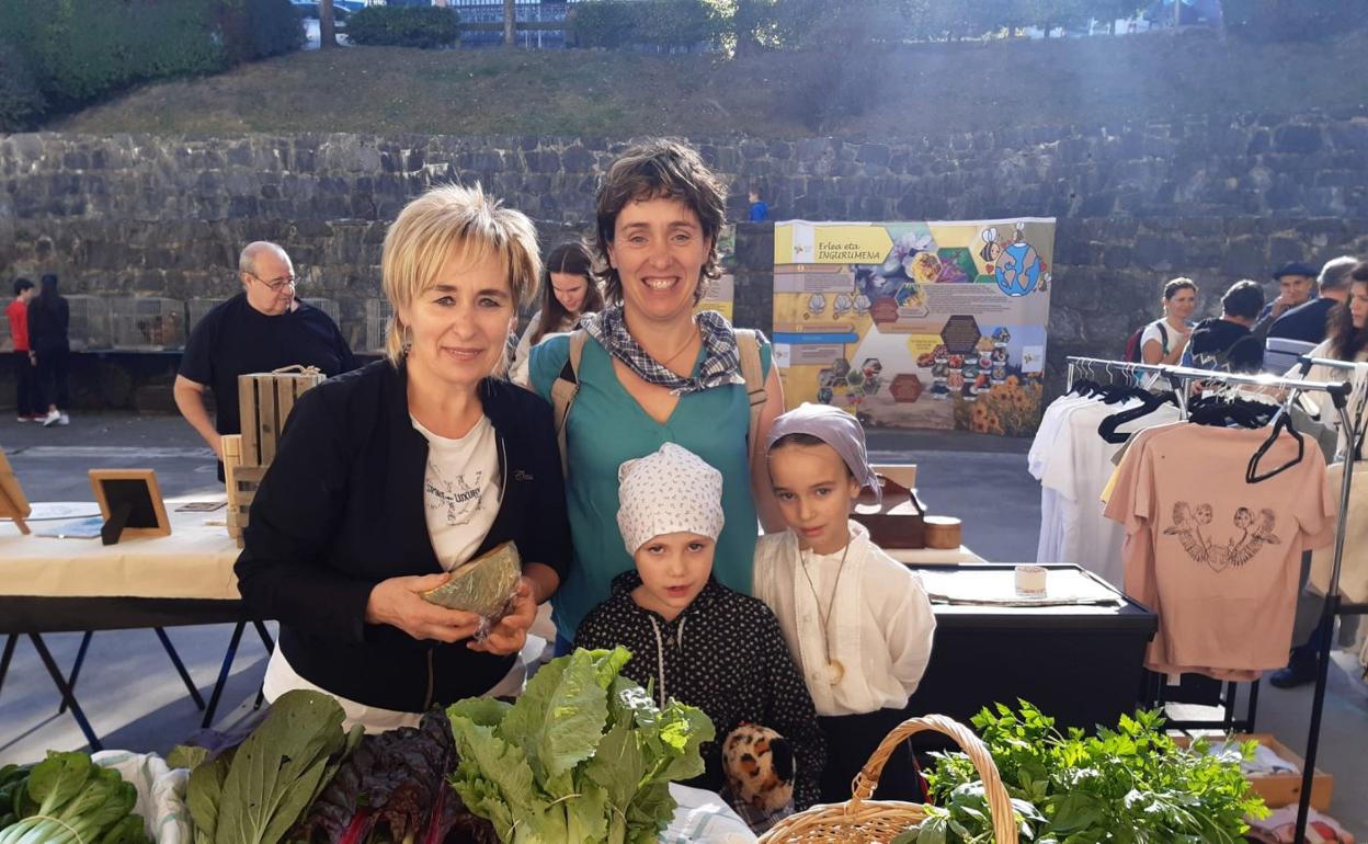Barazki, mondeju eta ogia saldu zituzten Bedaio pilotalekuan jarritako postuetan. Laster amaitu ziren. 