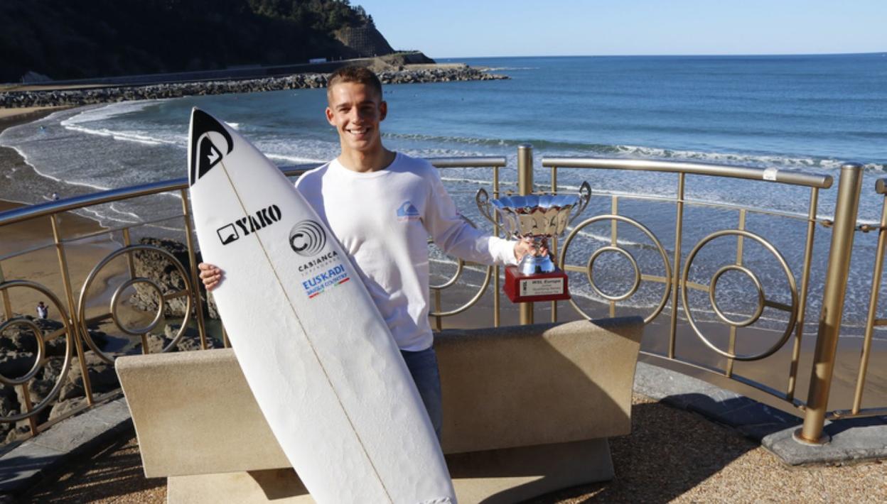 Bitor Garitaonandia con la copa de europa. 