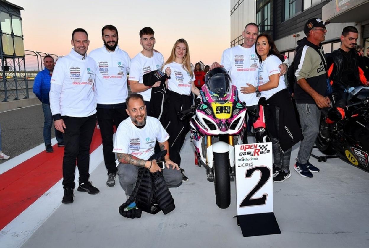 Aitor Montero con su todo equipo en el circuito de Alcañiz. 