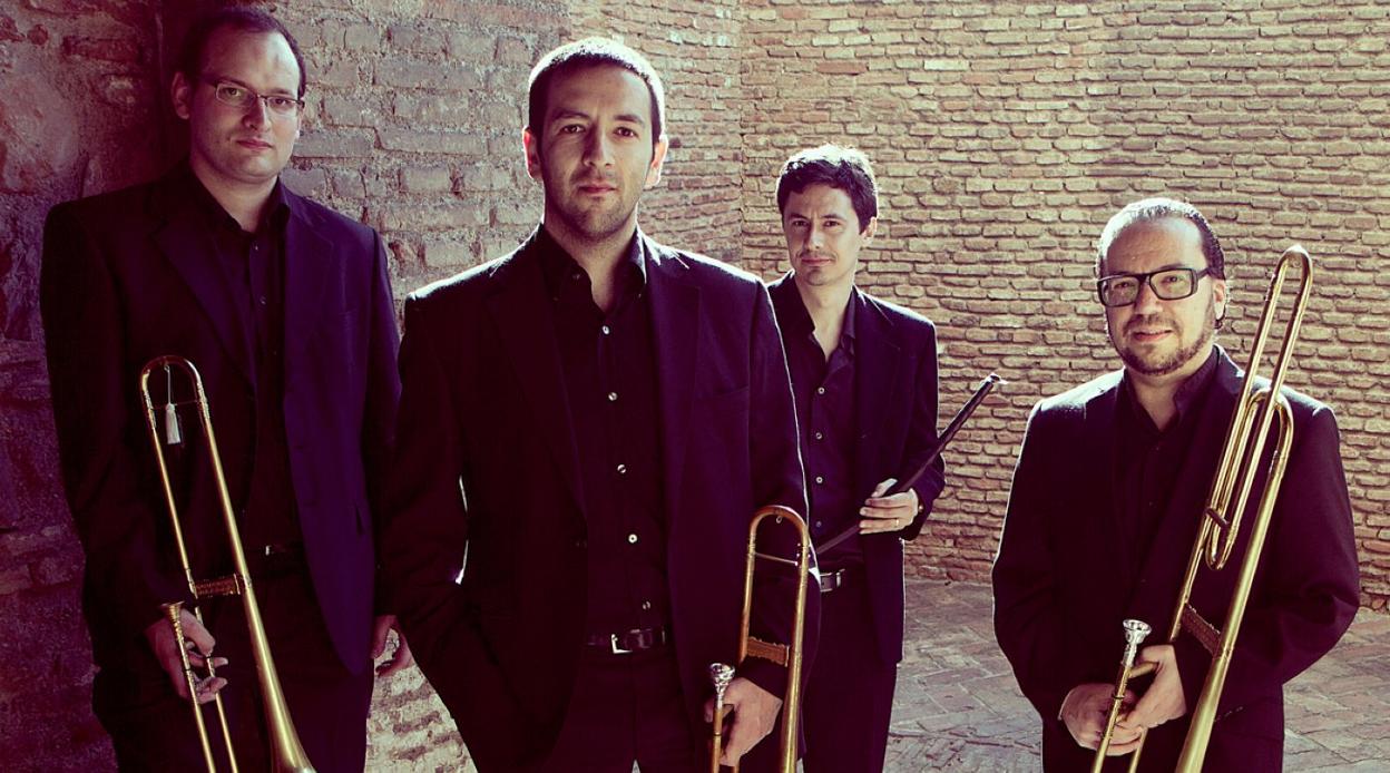 A la derecha de la imagen, Daniel Anarte, fundador y director de la agrupación Oniria. 