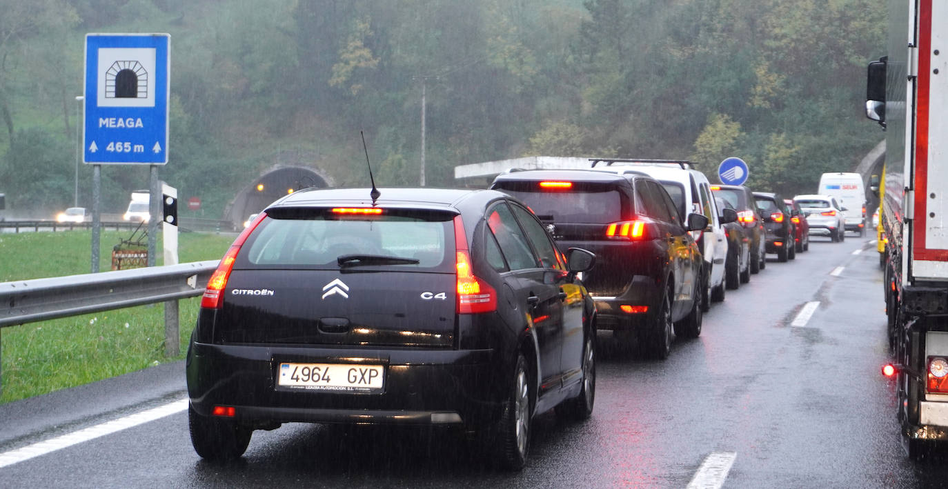 Fotos: Más de 4 kilómetros de retenciones tras un accidente en la AP-8 en Zarautz dirección Bilbao