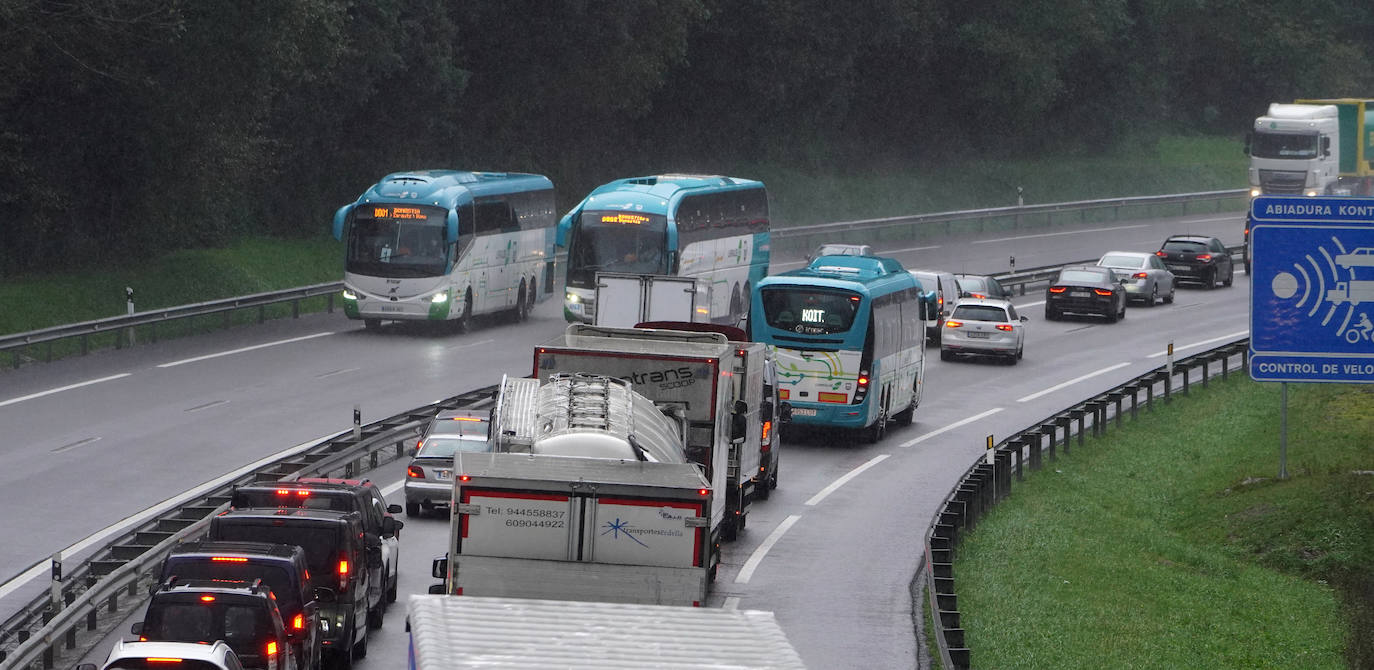 Fotos: Más de 4 kilómetros de retenciones tras un accidente en la AP-8 en Zarautz dirección Bilbao