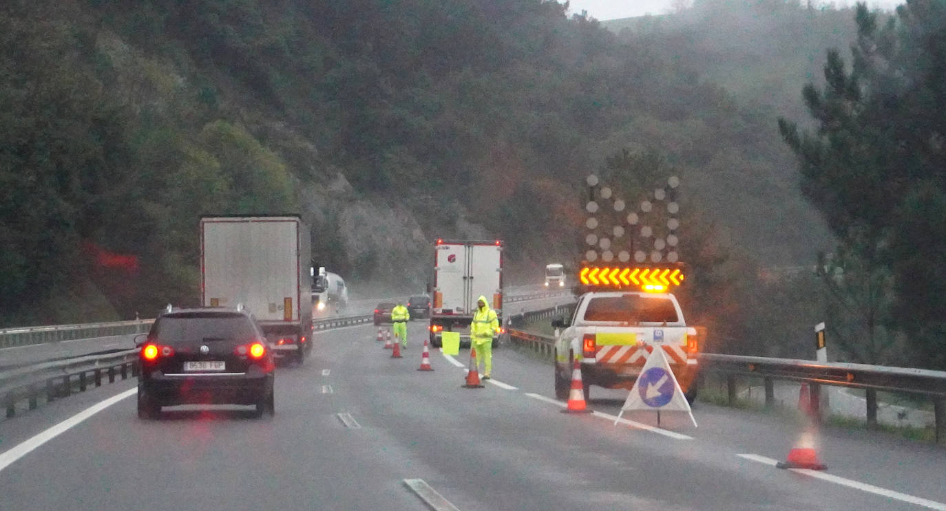 Fotos: Más de 4 kilómetros de retenciones tras un accidente en la AP-8 en Zarautz dirección Bilbao