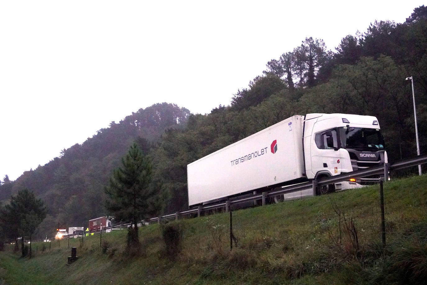 Fotos: Más de 4 kilómetros de retenciones tras un accidente en la AP-8 en Zarautz dirección Bilbao