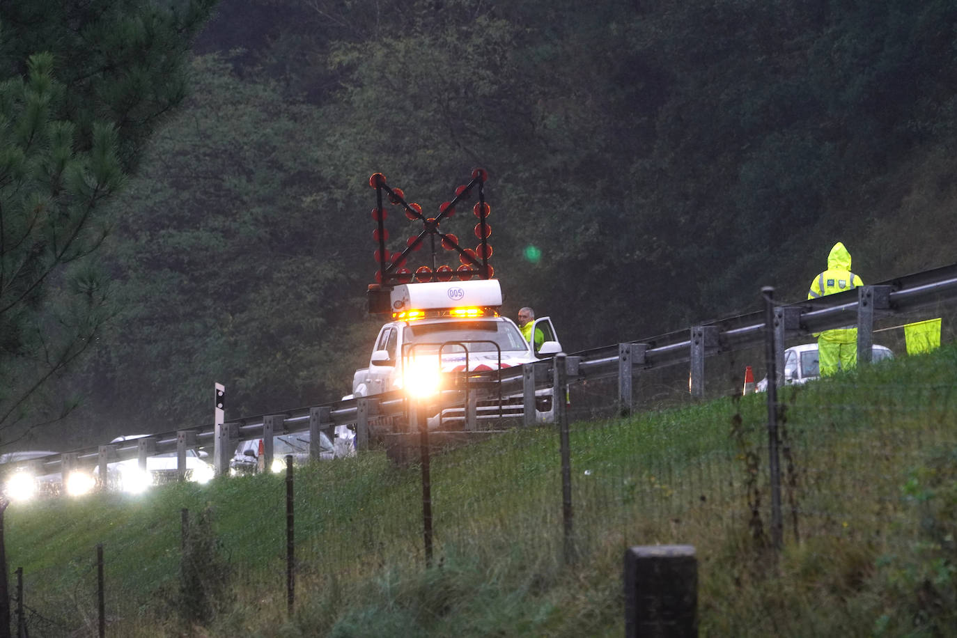 Fotos: Más de 4 kilómetros de retenciones tras un accidente en la AP-8 en Zarautz dirección Bilbao