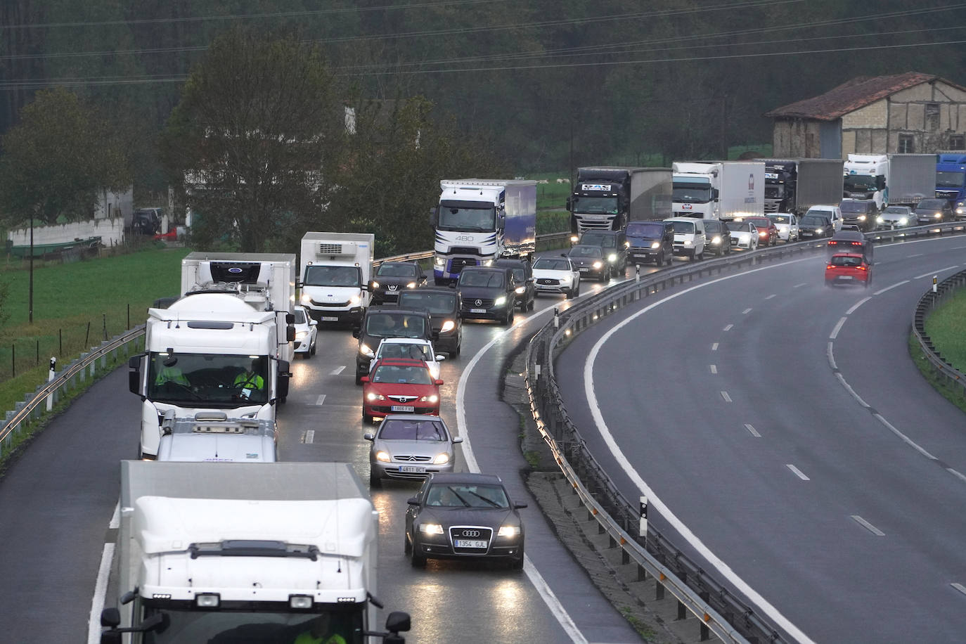 Fotos: Más de 4 kilómetros de retenciones tras un accidente en la AP-8 en Zarautz dirección Bilbao