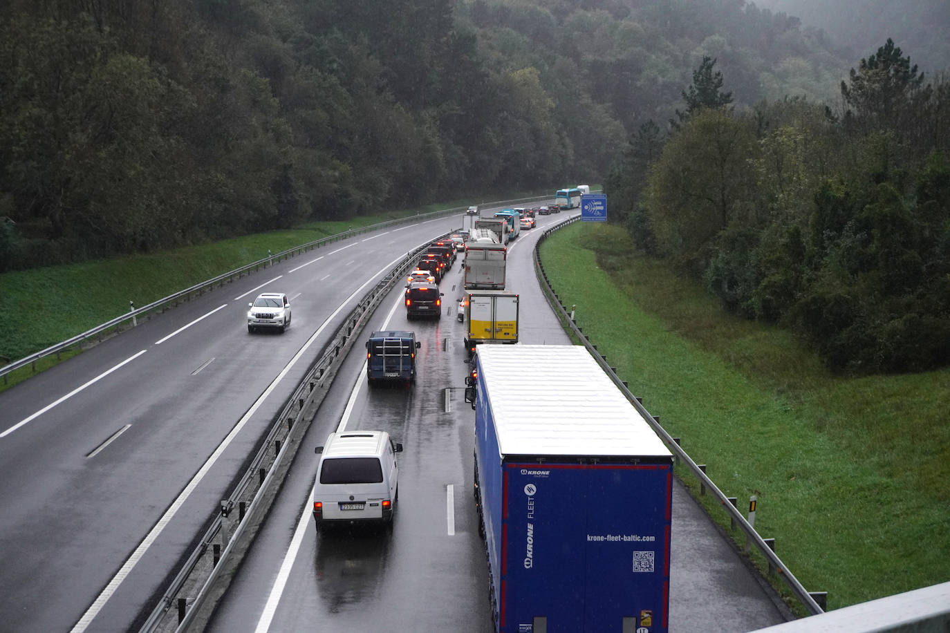 Fotos: Más de 4 kilómetros de retenciones tras un accidente en la AP-8 en Zarautz dirección Bilbao