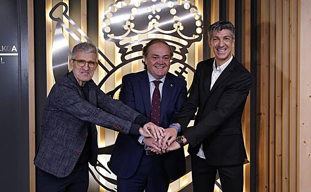 Olabe, Aperribay e Imanol posan antes de la rueda de prensa. 