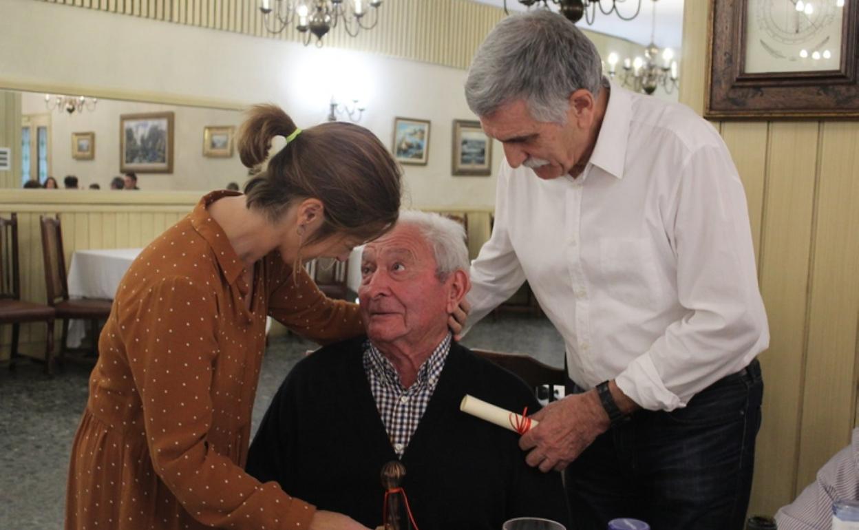 Banan-banan banatu zizkieten makila eta diplomak Nagore Alkorta alkateak eta Patxi Altzibar Baigerako presidenteak. 