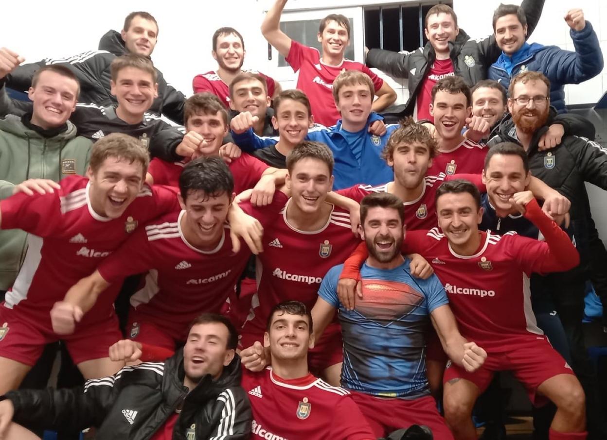 Ohorezko Erregional taldeko jokalariak bigarren postua ospatzen. 