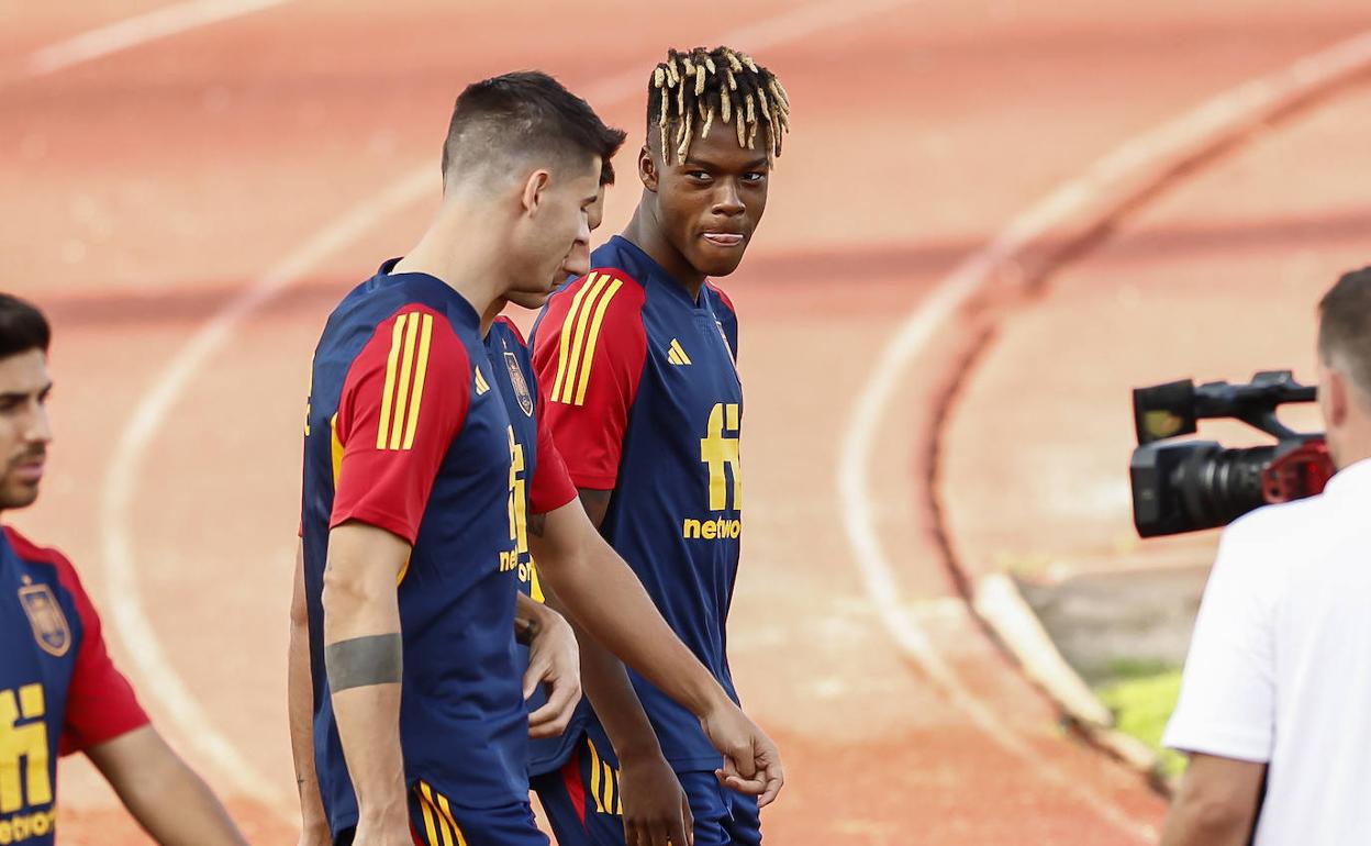 Nico Williams durante el entrenamiento de la anterior convocatoria de la selección española de fútbol en Las Rozas