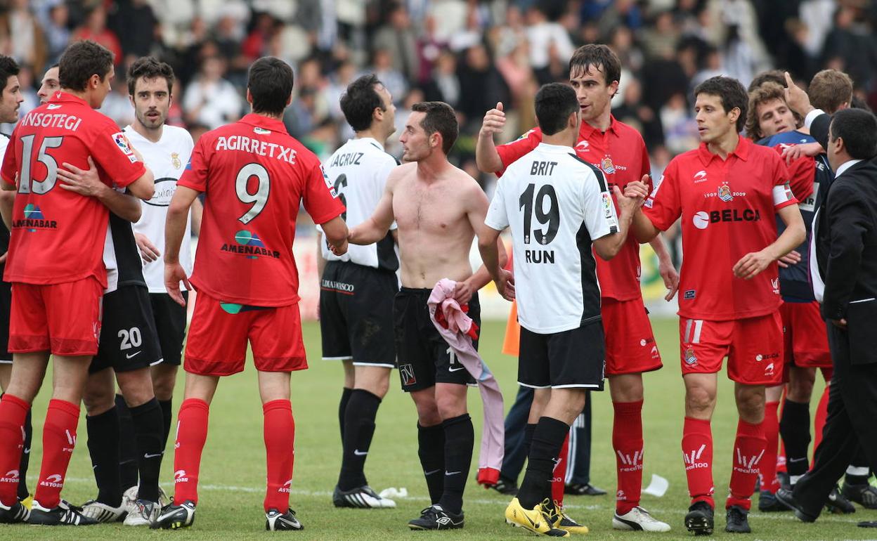 Real Unión y Real Sociedad tras el partido que enfrentó a ambos en el Stadium Gal en 2010 cuando ambos militaron en Segunda División. 