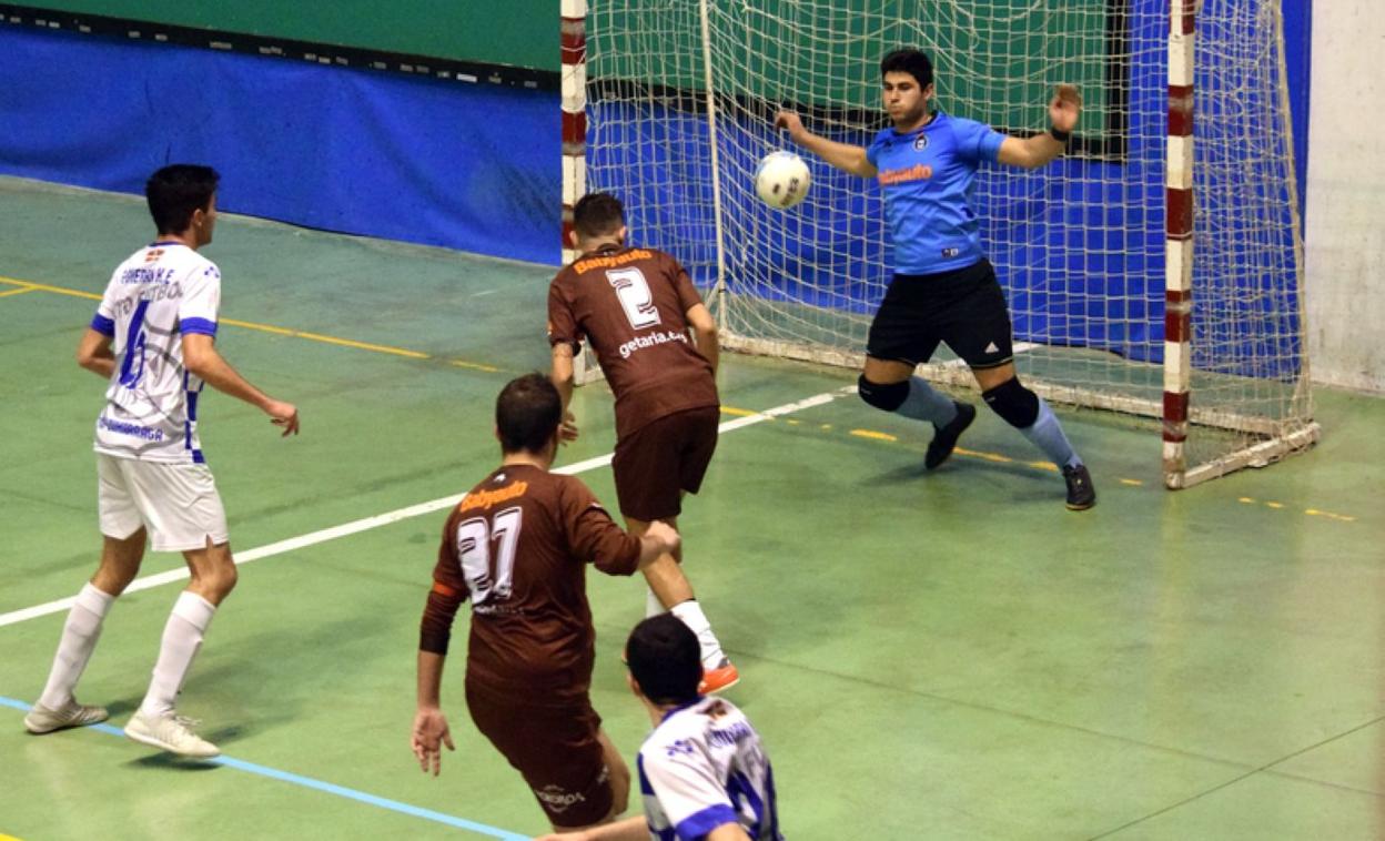 Etxeko atezaina geldiketa egiteko prest Goierriren aurkako partidan. 