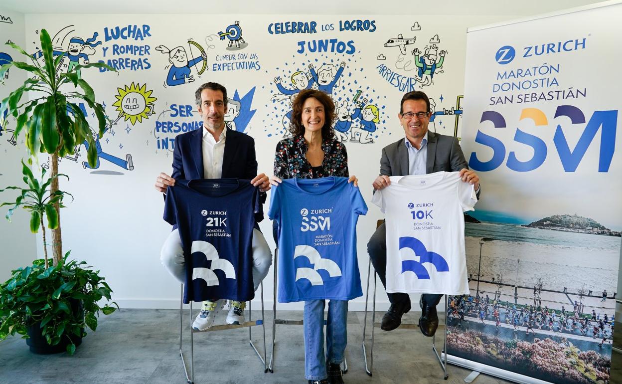 Cristian Llorens, Sonia Mansilla e Iñigo Olaizola, con las camisetas de las diferentes distancias. 