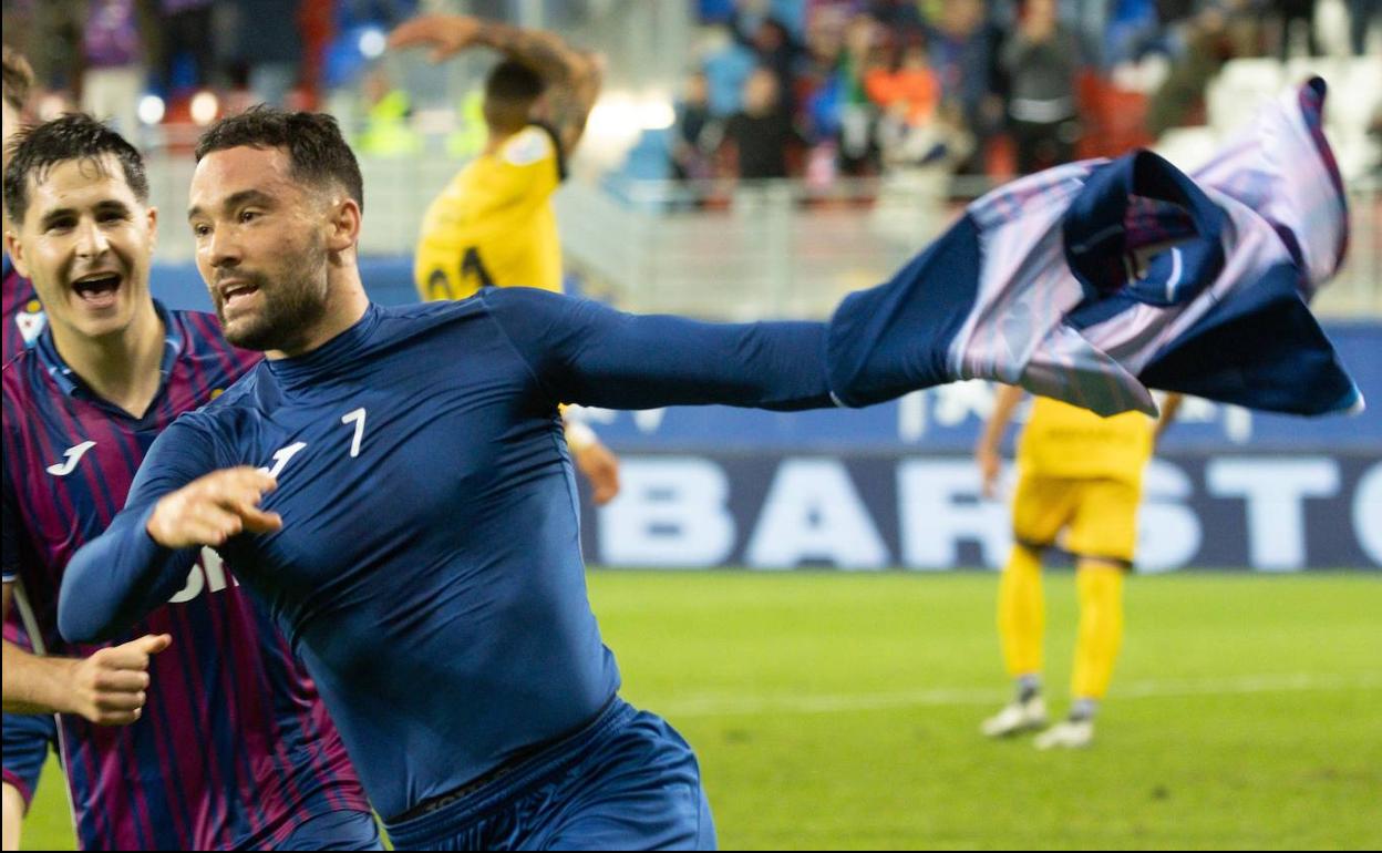 Quique García celebrando el gol que marcó de penalti al Lugo.