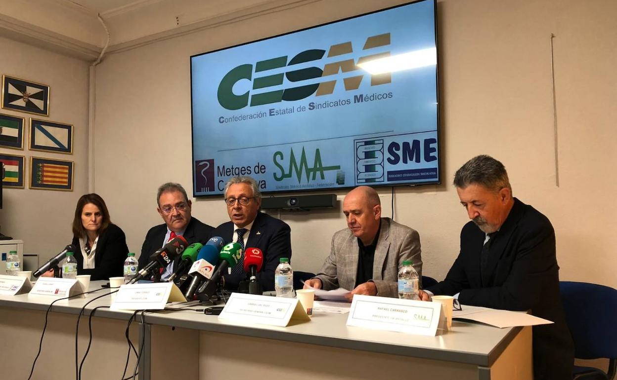 Los representantes sindicales médicos durante la rueda de prensa ofrecida este miércoles en Madrid. 